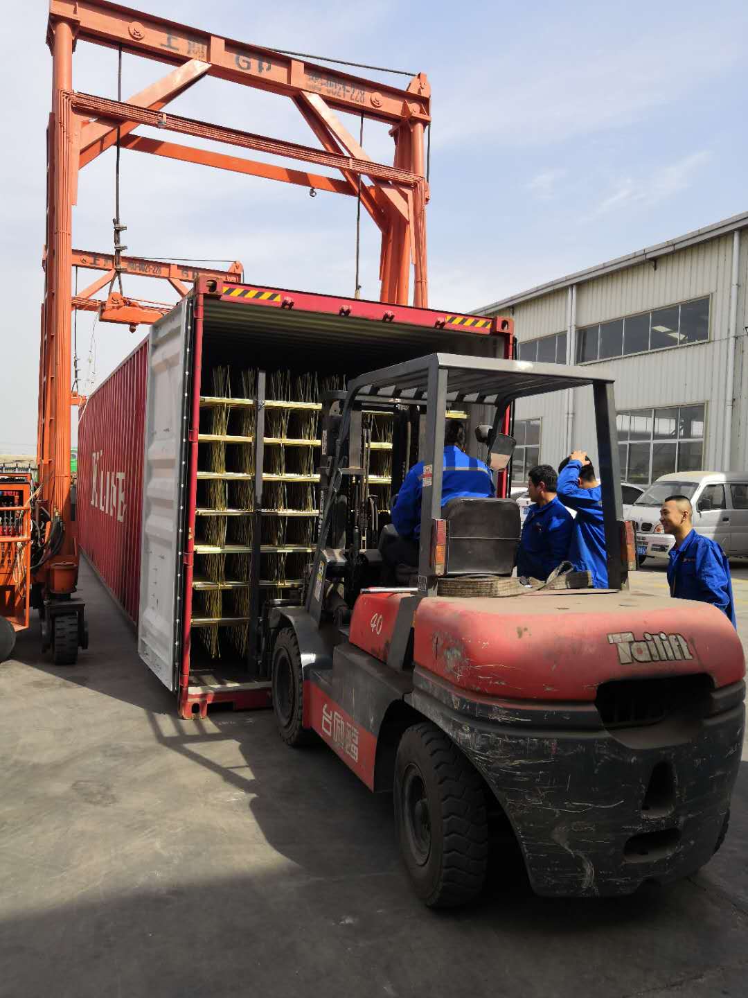 loading of Fabric mesh rolls weaving machine